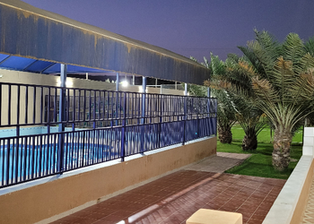 استراحة بملعب كرة قدم و طائره 