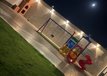 شاليه بألعاب مائية وجلسة خارجية