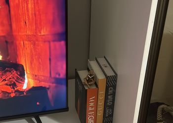 استديو بأثاث مريح وبسيط