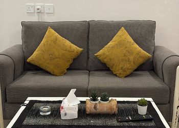 استديو بأثاث مريح وبسيط 