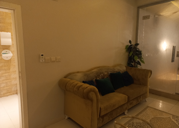 شاليه بجلسة تطل على مسبح داخلي 
