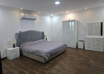 استراحة بمسبح و مسطح اخضر