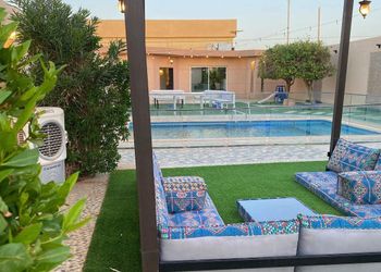 شاليه بجلسة تطل على مسبح خارجي 