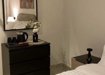 استديو بأثاث مريح وبسيط