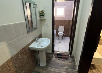 استديو بسرير مفرد وجلسة مريحة