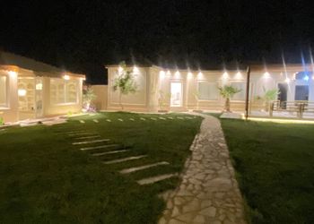 استراحة بجلسة خارجية ومسطح اخضر