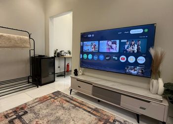 استديو بأثاث مريح وبسيط 