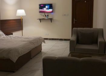 غرفة بسرير ماستر