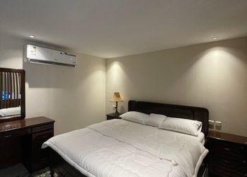 استديو بسرير ماستر وجلسة جانبية 