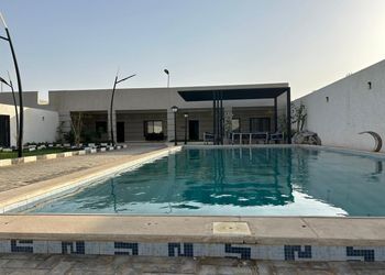 استراحة بجلسه مطله على حديقه