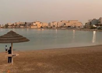 شاليه بفناء خارجي و مسبح خارجي
