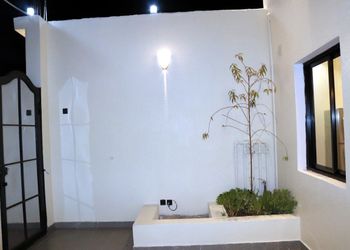 شاليه بصالة مطلة على المسبح 