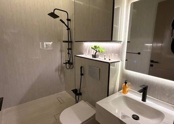 شقة بصالة أنيقة ودخول ذاتي