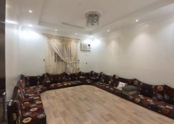 شقة واسعة بصالة وثلاث غرف نوم 