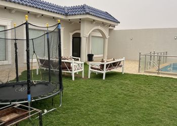 شاليه بمسطح اخضر وجلسة خارجية 