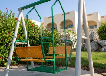 شقة بصالة وغرفة نوم بأثاث مريح