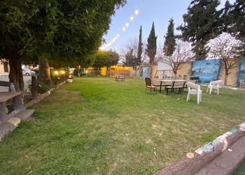 استراحه بمسطحات خضراء وغرف نوم
