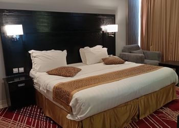 غرفة نوم بسرير ماستر ودخول ذاتي