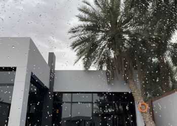 شاليه بمسطح اخضر وجلسة خارجية 
