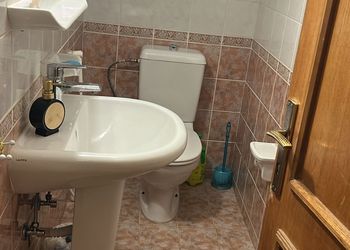 شقة بغرفة معيشة وغرفتين نوم 