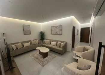 شقة بصالتين وثلاث غرف نوم 