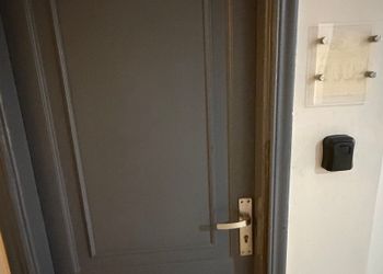استديو بسرير ماستر وجلسة جانبية 