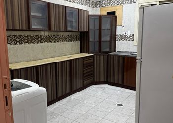 شقة بثلاث غرف نوم وصالة مريحة 