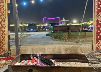 مخيم  بجلسة خارجية وبيت شعر 