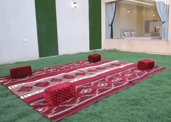 شاليه بجلسة خارجية ومسطح اخضر