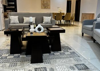 شاليه بجلسة خارجية ومسطح اخضر