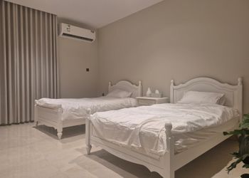 شقة بغرفة معيشة وغرفتين نوم 