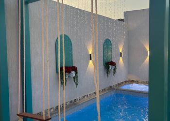 شاليه بتصميم انيق ومسبح خارجي