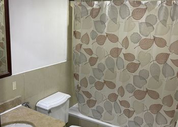 شقة بصالة أنيقة وغرفتين نوم