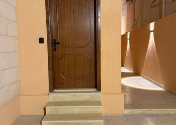 استديو بأثاث مريح وبسيط