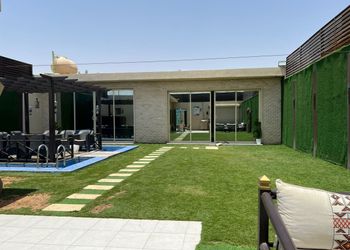 شاليه بمسبح ومسطح اخضر