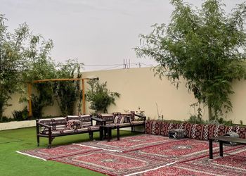 استراحة بمسطح اخضروجلسة خارجية 
