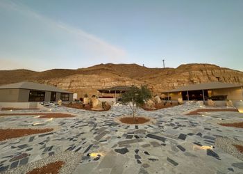 مخيم بجلسة وبإطلالة على الجبل 
