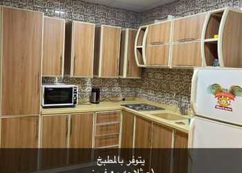 شالية بجلسة مطلة على المسبح