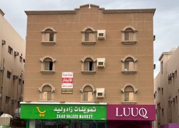 غرفة بأثاث مريح و بسيط 