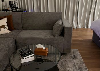 استديو بسرير ماستر وأثاث مريح 