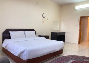 استديو بأثاث مريح وبسيط 