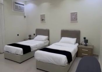 شقة بغرفة جلوس وغرفتين نوم 
