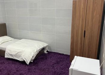 استديو بسريرين مفردة و أثاث مريح