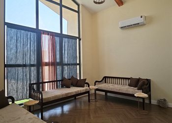 استراحة بمسطح اخضر وصالة انيقه