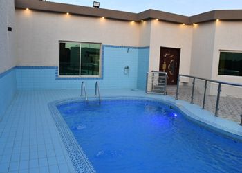 شاليه بجلسة تطل على مسبح خارجي 