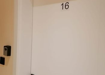 شقة بغرفتين نوم وصالة مريحة 