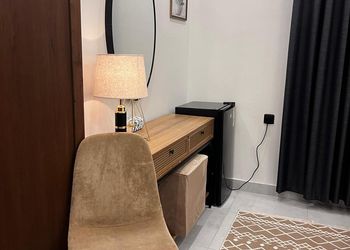 استديو بسرير ماستر وأثاث مريح 