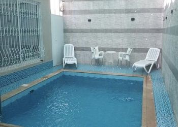 شاليه بمسطح اخضر وجلسة خارجية 