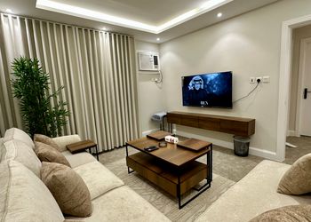 شقة بصالة أنيقة ودخول ذاتي