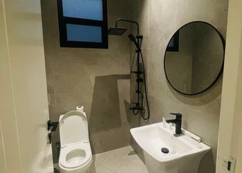 شقة بصالة وثلاث غرف نوم